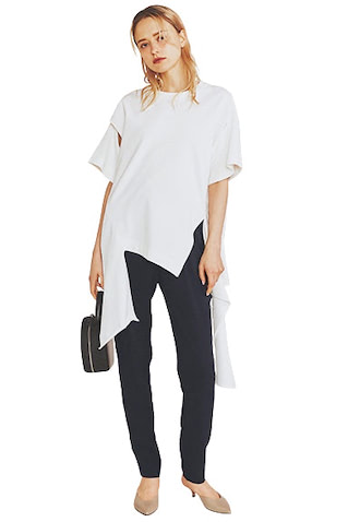 ☑ふぞろいなレングス【濃紺とのコントラストでモードにシフト】白デザインTシャツ 9,900円／ユナイテッド トウキョウ（ユナイテッド トウキョウ 神宮前店）　ネイビーパンツ 20,900円／ENFOLD　バッグ 9,900円／TSURU By MARIKO OIKAWA　ミュール 28,600円／2.718（ガリャルダガランテ 表参道店）　■左右の布をリボンのように結ぶ着方も可能。脇の部分に入ったスリットが上半身にもキレをメイク。