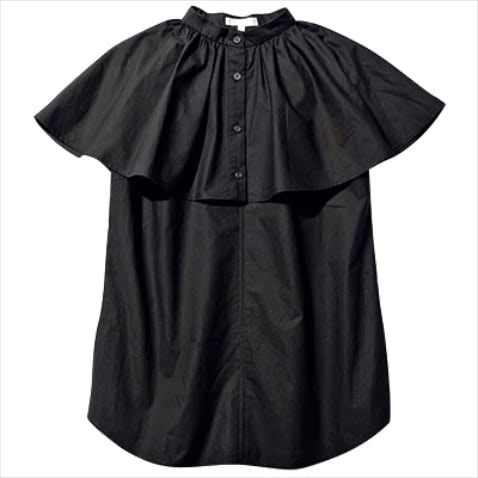 肩までおおうケープ風の大きなえり ⚫︎黒フリルカラーブラウス 5,940円／rienda（バロックジャパンリミテッド）　モード感漂うタック入りのビッグカラー。えりをはずせばシンプルなノースリブラウスとして着用可能。