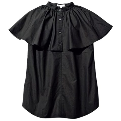 「肩までおおうケープ風の大きなえり」 黒フリルカラーブラウス 5,940円／rienda（バロックジャパンリミテッド）　モード感漂うタック入りのビッグカラー。えりをはずせばシンプルなノースリブラウスとして着用可能。