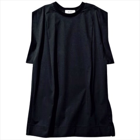 縦ラインを強調するビッグタック ⚫︎黒タックデザイントップス 9,900円／MIESROHE　縦方向のタックがわずかにドレープを生み、直線的な黒もどこかやさしげ。視線をスラリと流すからスタイルアップもねらえる。