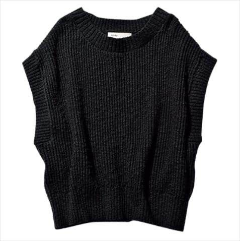 「黒に抜けを生むワイドなアームホール」 黒ニットベスト 12,100円／BLACK BY MOUSSY（バロックジャパンリミテッド）　大きく開いたそでぐりと短めの着丈により、黒ニットでも暑苦しさを感じさせないルックス。