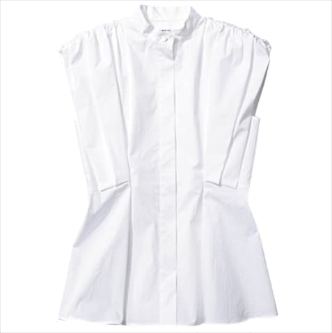 ヒップラインも隠せるすその広がり：● 白ペプラムシャツ 15,400円／FRAY I.D （FRAY I.D ルミネ新宿２店）　コンパクトなフォルムながら、肩のタックとペプラムデザインのおかげで上半身＆腰まわりはすっきり。