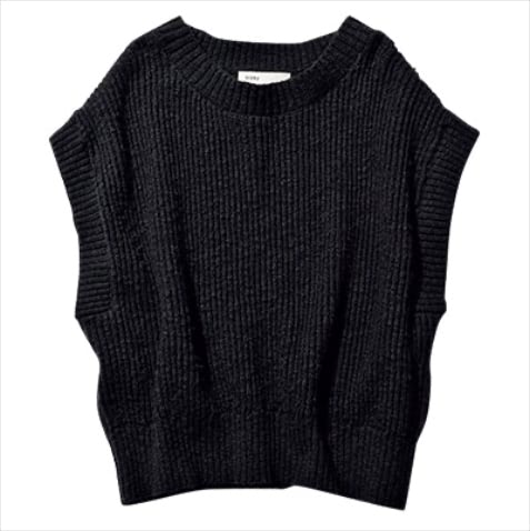 黒に抜けを生むワイドなアームホール ⚫︎黒ニットベスト 12,100円／BLACK BY MOUSSY（バロックジャパンリミテッド）　大きく開いたそでぐりと短めの着丈により、黒ニットでも暑苦しさを感じさせないルックス。