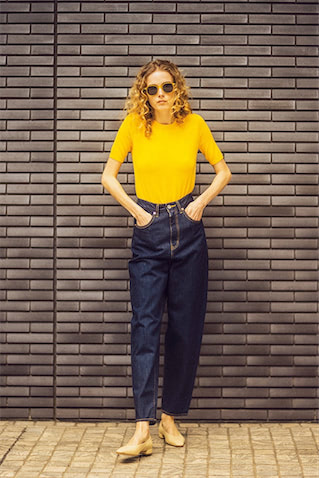 イエローニットTシャツ 3,990円／ZARA（ザラ カスタマーサービス） インディゴデニムパンツ 28,600円／nagonstans　サングラス 47,300円／サンローラン バイ アンソニー・ヴァカレロ（ケリング アイウエア ジャパン カスタマーサービス）　パンプス 28,600円／ファビオ ルスコーニ（ファビオ ルスコーニ ジェイアール名古屋タカシマヤ店）