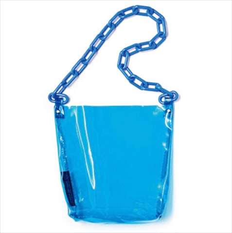 「白い服にも浮かない透明感のあるブルー」  バッグ（18.5×20.5×6.5） 9,350円／GR8DANE WORLD（ユー バイ スピック＆スパン ルミネ新宿店）　水辺にも強いPVC素材。ヴィヴィッドな色も透過性を持たせることで抜けも出て合わせやすく。