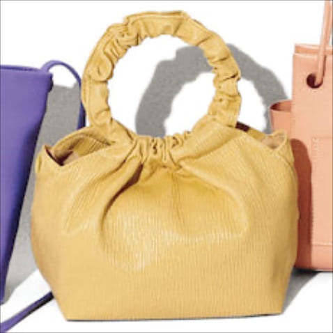チェーンストラップつきイエローバッグ（18.5×22×12） 19,800円／ヴィスク（ルル・ウィルビー）　くたっとしたヴィーガンレザーの風合いと縦じまの型押しが、高発色なイエローをマイルド化。