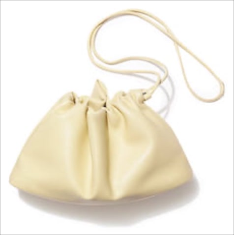 クリーム2wayバッグ（17.5×32×7.5） 11,000円／ル・ベルニ（キャセリーニ）　白い服にニュアンスをつけられる、黄みがかったソフトレザー。巾着型で愛らしく。大きすぎず・小さくもないちょうどいいサイズ感。