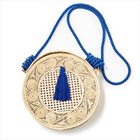 「ブルーの飾りで冷静にボヘミアン」： バッグ（25×25×8） 14,850円／ジャーディン デル シエロ（ジャック・オブ・オール・トレーズ プレスルーム）　ラフィア素材。