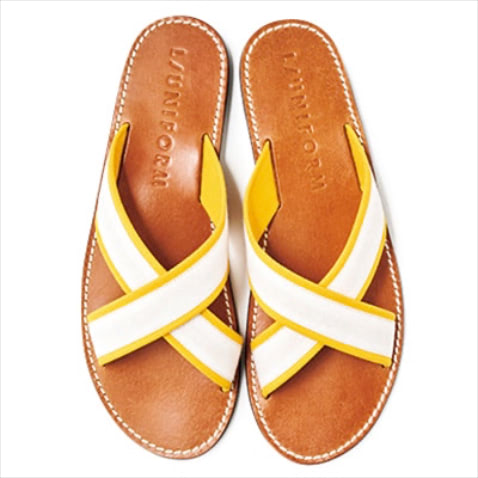 クロスサンダル（1） 29,700円／リュニフォーム（L/UNIFORM TOKYO）　スカートやワンピースの足元アクセントにちょうどいい、さりげないイエローライン。白＆ブラウンとの配色も好相性。