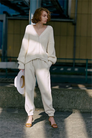 ①【JOGGER PANTS】  ☑CASUAL 「肌の出る厚み素材を組み合わせる」  肌が出るのを見越した、あえてのニットのぬくもり感が、シンプルな着方のいい刺激として作用。●スエットパンツ 36,300円／walenode（alpha PR）　ニットカーディガン 19,250円／イウエン マトフ（ユナイテッドアローズ 渋谷スクランブルスクエア店）　　ハット 11,000円／STATUS ANXIETY.（ジャック・オブ・オール・トレーズ プレスルーム）　サンダル 10,780円／ル タロン グリーズ