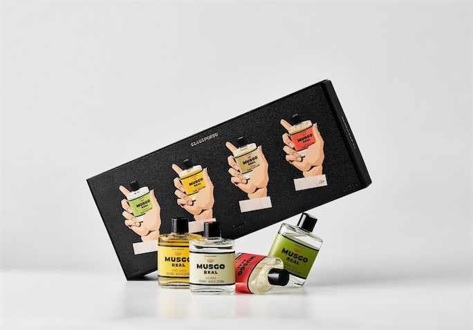 各30ml 11,000円：限定デザインの特別なミニコロンセットが登場。外装の黒い箱には、クラウス ポルト社が1950 年代に制作したブランドの象徴的なデザインの1つである、4 人の男性がコロンを手に持つ姿が描かれており、遊び心あふれるパッケージとなっている。