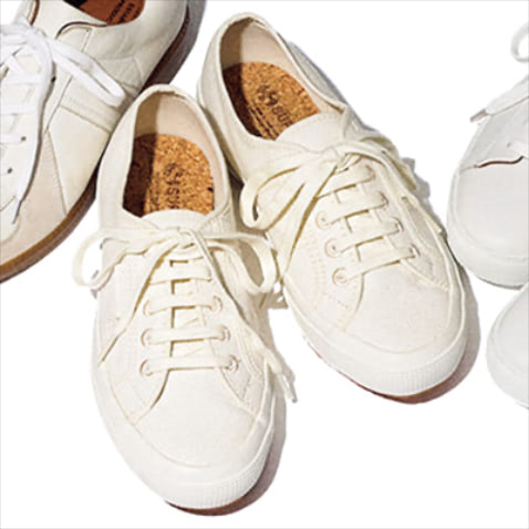 スニーカー 8,800円／SUPERGA（カメイ・プロアクト）　ラフでかわいい足元を演出する、甘さが残るオフ白のキャンバス地。やや甲が浅めで、足元に抜けも作りやすいデザイン。