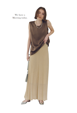 ラフなのに上品にもふる舞える 「タンクでシルクサテン」のポテンシャル：●ブラウンシルクタンクトップは同じ。ベージュニットスカート 7,150円／STYLEMIXER（バロックジャパンリミテッド）　ネックレス 47,300円／ハルポ（ビームス 新宿）　ピアス 34,100円／SYMPATHY OF SOUL –Style–（フラッパーズ）　ポーチ 27,500円／VASIC（ヴァジックジャパン）　シルバーシューズ 57,200円／ペリーコ（プルミエ アロンディスモン）