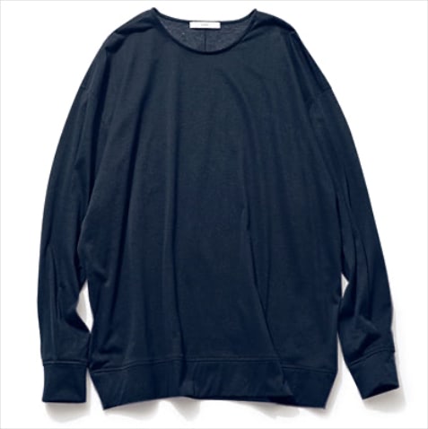 黒に近いネイビーでシアー素材を大人っぽく： ネイビーロングスリーブTシャツ 17,600円／アストラット（アストラット 新宿店）　つまりぎみの首元やそで口のカフスが、透け感のあるルーズな形をキレイめに誘導。
