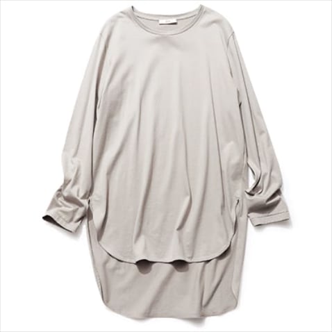 コットンらしからぬ微光沢としっとり感： グレーロングスリーブTシャツ 17,600円／ATON（ATON AOYAMA）　前後差のついたラウンドヘムでインにもアウトにも対応。腰まわりを隠せる後ろ下がりの長めの着丈。