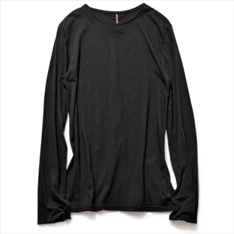 プレーンな黒に抜けを生む長めのそで丈： 黒ロングスリーブTシャツ 11,000円／ロク（ロク 渋谷キャットストリート）　シルク混のしなやかな肌あたり。体にやさしく沿う細身のシルエットで、インナーとしても活躍。