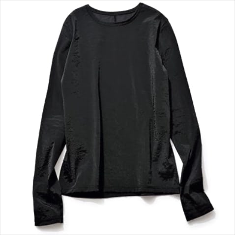 レイヤードにも向く薄手のタフタ素材： 黒ロングスリーブTシャツ 9,900円／アダム エ ロペ　特有のシワと透け感、光沢がシンプルな黒に奥行きをメイク。オーガンジーとジャージーの間のような、ハリのある風合い。
