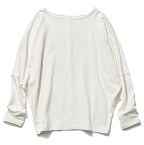 「透けにくい白」： 白プルオーバー 14,300円／RHC（RHC ロンハーマン）　起毛感のあるふんわりとした肌あたり。二の腕部分はゆったり、そで口に向かって細身になるスリーブは、腕をまくるとより立体的に。