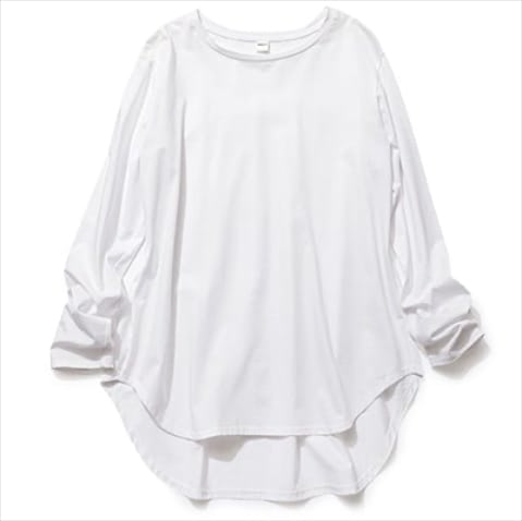 上品見えするスムースな肌ざわりと細いえり幅： 白ロングスリーブTシャツ 5,500円／リノーム　シルケット加工により、シルクのような光沢とけばの少ない表面感を実現。後ろ姿まで抜かりのないセンタープリーツ入り。