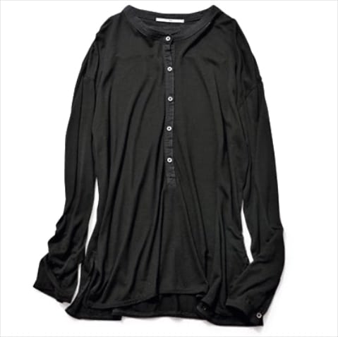 ノーカラーシャツをカットソーに落とし込み： 黒ボタンつきロングスリーブTシャツ 18,700円／ティッカ（アッシュプラスエリオトロープ）　スマートなノーカラーを女性らしく引き上げる、とろみと落ち感のある生地。