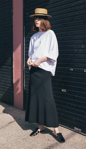 シルク混の黒ニットが ゆるいフォルムのボリュームを引き算：● 白Tシャツ 13,200円／ebure（ebure GINZA SIX店）　黒フレアスカート 35,200円／カオス（カオス表参道）　ハット 22,000円／COMESANDGOES（alpha PR）　黒サンダル 29,700円／FABIO RUSCON（I ファビオ ルスコーニ ジェイアール名古屋タカシマヤ店）
