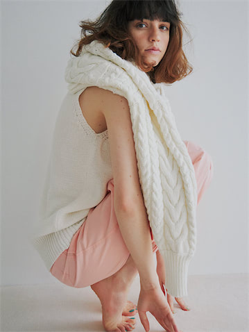 3.LONG SLEEVE ☑厚手のニットを肌の上から「かける」：肌を出して「ニットに埋もれる」感覚。ノースリーブに映える、長そでのケーブルニットを巻いた首元のボリューム。服と小物の中間的なニットの使い道で、シンプルな装いに愛嬌が宿る。●白ノースリーブニット 14,300円／TODAUFUL（Life’s 代官山店）　肩にかけた白ニット 22,000円／カレンソロジー（カレンソロジー 新宿）　ピンクワークパンツ 10,989円／SLY（バロックジャパンリミテッド）