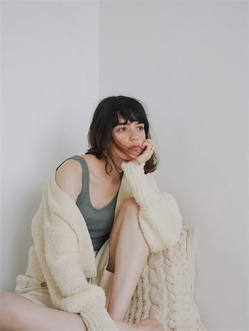 1.KNIT CARDIGAN ☑肩を落として「すべらせる」:独特の気だるさを演出できるのも、ゆるくふんわりとしたニットカーディガンならでは。無造作に着ることで引き立つ、ふわふわニットとみずみずしい肌とのコントラスト。●白ニットカーディガン 16,830円／メゾンスペシャル（メゾンスペシャル 青山店）　カーキタンクトップ 7,150円／アダム エ ロペ　ハーフパンツ 49,500円／SAYAKA DAVIS（ショールーム セッション）　ピアス 28,600円／ナタリーシュレッケンベルグ（アルアバイル）