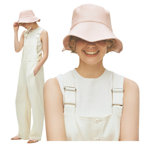 ☑気楽に飾っても引き締まるマットなレザー小物： ●ハット 16,500円／jakke、サンダル 13,750円／SOL SANA（ともにジャック・オブ・オール・トレーズ プレスルーム）　白オーバーオール 28,600円／イウエン マトフ（ユナイテッドアローズ 渋谷スクランブルスクエア店）　■白ノースリーブニット 9,900円／uncrave WHITE（uncrave）　マットなレザーなら、バケットハットやフラットサンダルのカジュアルな小物でも上品。白のオーバーオールに甘さとキレが両立。
