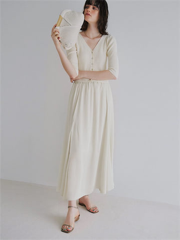 白半そでリブニット 6,800円／SeaRoomlynn　ベージュサテンフレアスカート 35,200円／カオス（カオス 表参道）　白クラッチバッグ 19,990円／ZARA（ザラ カスタマーサービス）　ネックレス 20,900円／TEMPLE OF THE SUN（ジャック・オブ・オール・トレーズ プレスルーム）　薬指サークルリング 11,000円／TODAYFUL（Life’s 代官山店）　ストラップサンダル 57,200円／ネブローニ（プルミエ アロンディスモン）
