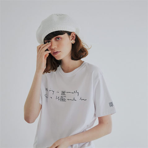 ベレーのレトロなイメージと相まって Ｔシャツの顔まわりに深みを加算 ⚫︎白ニットベレー帽 6,930円／OVERRIDE（オーバーライド 神宮前）　白Tシャツ 14,300円／パーソナル エフェクト（ガリャルダガランテ 表参道店）　イヤリング 4,400円／ビームス ボーイ（ビームス 銀座）　通気性がよくムレにくいさらっとした風合い。