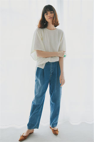 【ゆったり＆ふんわりニット】 身に余る形で「夏にふわふわ」を白Ｔ＆デニムの新たなレパートリーに。●白フリンジニットトップス 19,800円／CLANE（クラネデザイン）　デニムパンツ 28,600円／LE CIEL BLEU（ルシェルブルー 総合カスタマーサービス）　ピアス 12,760円／TODAYFUL（Life’s 代官山店）　グリーンリング 4,400円／ビームス ボーイ（ビームス 銀座）　ミュール 31,900円／PIPPICHIC（ベイジュ）