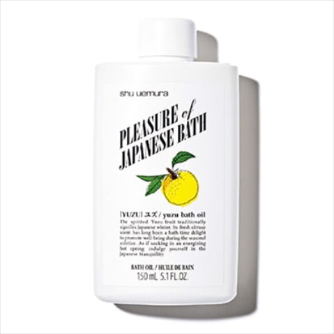 「日本伝統のゆずの香り」  プレジャー オブ ジャパニーズ バス［ユズ］ 150mL 4,950円／シュウ ウエムラ　湯船につかって疲れをいやすという日本人ならではの習慣を尊重し、1997年に発売されたバスオイル。25年の歳月をへて復活し、フラッグシップストアで数量限定販売。ゆずのアロマ配合でゆず湯気分を味わえる。  【POINT】まるで柚子の温泉に入っているかのような気分が味わえる入浴剤。バスタブに入れるとすっきりとしたユズのアロマが広がる。シュウ トウキョウ メイクアップ ボックスのみで販売。