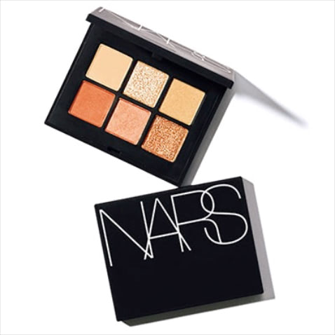 「持ち運びやすい横幅8cmのサイズ」 ヴォワヤジュール アイシャドーパレット 1193 4,950円／NARS JAPAN　「マット、グリッターなど、異なる質感が入ったパレット。全5種類での展開でセミセルフ店舗&@cosme SHOPPING限定です。なかでもなじみのいいピーチカラーの1193が好き。6色入りでこの価格なのもコスパよし！」（Romiさん）