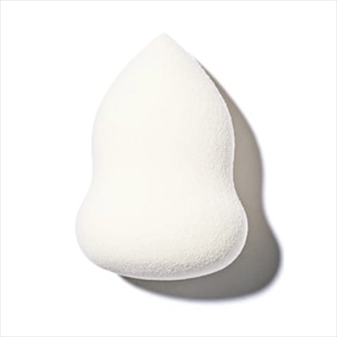 「実はスポンジが優秀」3D メイクスポンジ 605円／ドクターシーラボ　「弾力のあるスポンジで細かい部分も広範囲も塗りやすいスポンジ。とがった先端部分が小鼻や目元まわりにつけやすく、小回りがききます。使えば使うほど手になじみ持ちやすくなるのも好きなポイント」（植木さん）