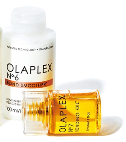 〈右から〉OLAPLEX No.7 100mL 3,080円、No.6 30mL 3,080円／ともにプロジエ　「髪が絡まりやすいのが悩みでしたが、OLAPLEXを使ってから改善。No.7のオイルはつけたとたんにつるんとしたさらさら髪に。No.6の洗い流さないトリートメントとまぜて使うとしっとり感が増す」（エリさん）