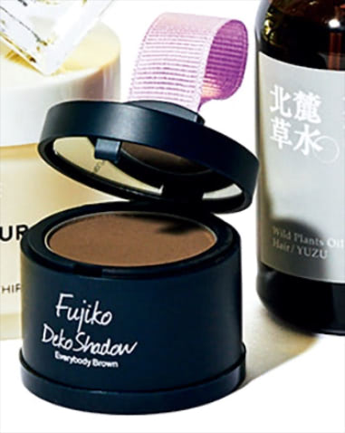 フジコ dekoシャドウ 1,815円／かならぼ　「“おでこを制するものは小顔を制する”というキャッチコピーがぶっ刺さり購入。付属のパフでぽんぽんとパウダーをつけるだけで顔が小さく見えるので手放せない」（Romiさん）