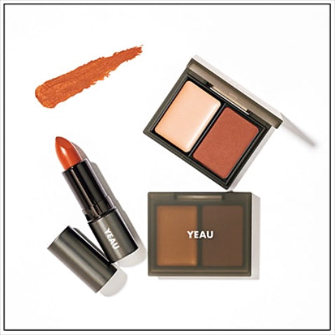 「人気ヘアスタイリストが立ち上げ」： 〈右から〉depict eye shadow 04 各3,520円、affection matte lip stick 03 3,960円／以上YEAU　「有名サロン勤務のスタイリストがディレクターなだけある、シャレた色みのコスメ。これを使えばすぐに今っぽい顔に仕上がります。アイシャドウもリップも高発色なのに肌になじみやすい絶妙な色と質感に驚き。色ものでも目立ちすぎないから日常づかいしやすい」（及川さん）