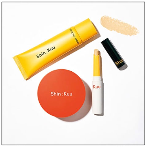 「メイクしていることを忘れる使用感」： 〈左上から〉レディー ミー ベース 30mL SPF35・PA++ 3,740円、パウダー 6.5g 4,620円、コンシーラー 01 3,520円／以上シンクー　「ヘアメイク岡田いずみさん×ほぼ日のコスメブランド。先日発売したベースメイクアイテムは化粧っぽさのない自然なツヤと軽やかなつけ心地が最高で、素肌がキレイな人に見える。カラフルな見た目で持つだけで気分も上がります」（木部さん）