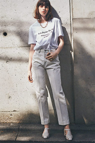 限りなく白に近いブルーデニム。 白トップスとのワントーンにも強弱がつく新鮮な色：● 白Tシャツ 7,700円／Les Petits Basics（エーピー ストゥディオ　ニュウマン シンジュク）　デニムパンツ 22,880円／SERGE de bleu（ショールーム セッション）　ネックレス 28,600円／へレディタス（エレメントルール カスタマーサービス）　リング 39,600円／ReFaire（ワームス ルミネ新宿店）　サンダル 24,200円／PASCUCCI（ル タロン プリュ 有楽町マルイ店）
