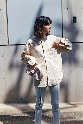 【OFF WHITE】 ライトベージュ感覚で使えるイエロー未満：ぼやけて見えない理由はデニムシャツ特有のハリと厚み。●オフ白デニムシャツ（メンズ） 2,990円／UNIQLO　白スリットパンツ 28,600円／ソブ（フィルム）　ピアス 8,400円／アビステ　バッグ 5,830円／SeaRoomlynn　■地厚なデニムシャツの存在感と、細身のパンツのメリハリで、淡い色ながら単調に見えない工夫を随所に。