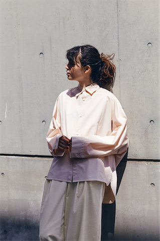 【PINK】 ゆるく淡く。大人のピンクに必要な余裕：白とピンクを甘く見せないドルマンスリーブの迫力。●ライトピンクシャツ 29,700円／アストラット（アストラット 新宿店）　アイボリーコーデュロイパンツ 42,900円／ATON（ATON AOYAMA）　■身幅は広く、そでを大きくとったダイナミックなシルエットと、はかないピンクのギャップが光る１着。カシミヤコーデュロイという上質な厚みを感じさせるパンツを添えて、単純かつ色をおさえながら味わい深いスタイリングへと昇華。