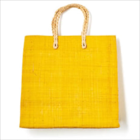 「大きな色小物ほどドライな質感で採用」： トートバッグ（34×35×14） 13,200円／ロペ　ナチュラル素材だから、鮮烈なイエローに抜けも出る。実用性の高いビッグサイズ。
