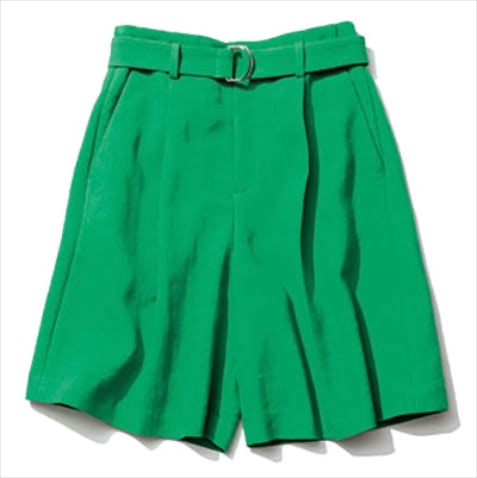 共布ベルトつきグリーンショートパンツ 23,100円／ユナイテッドアローズ（ユナイテッドアローズ 渋谷スクランブルスクエア店）　ビッグシャツに合わせたい旬のショートパンツ。コーディネートに占める色の分量も必然的に小さくなる、ショートパンツならヴィヴィッドカラーもとり入れやすい。