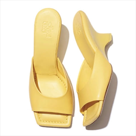 イエローミュールサンダル 66,000円／GIA BORGHINI（クルーズ）　足元のアクセントに最適なやさしい色み。ヒールは高めでもソールに厚みがあるので足をしっかり支えてくれる。