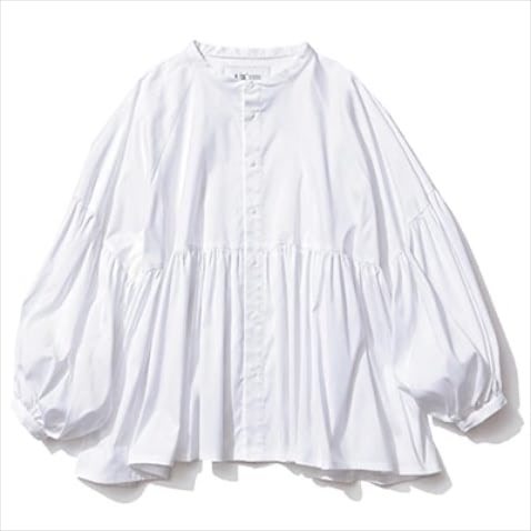 【ボタンも白で洗練性を追求】 白ギャザーシャツ 30,800円／エフシーイー®（エフシーイーフラッグシップストアトウキョウ）　ボトムを選ばないショート丈。