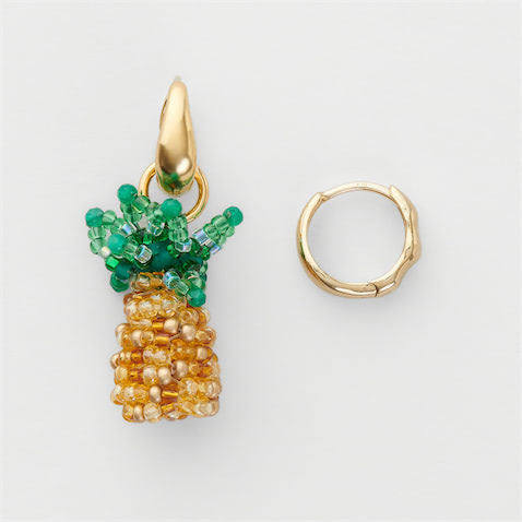 〈右から〉ゴールドピアス 12,100円、パイナップルチャーム 7,700円