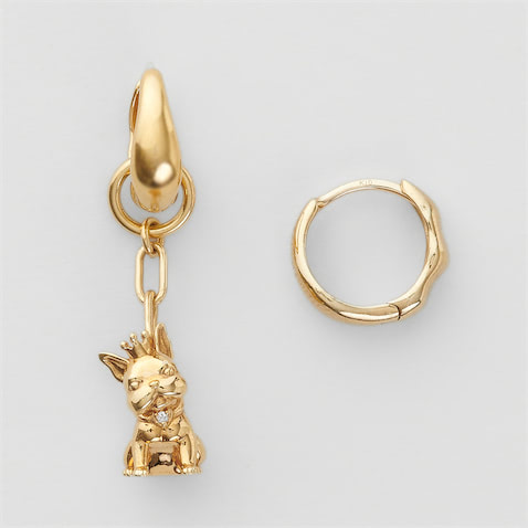 〈右から〉ゴールドピアス 12,100円、チャーム 7,700円　モノトーンの容姿から、タキシードを着た紳士と呼ばれる犬種「ボストンテリア」。そんな「ボストンテリア」を王冠と首輪でドレスアップし、首を傾げた様子をイメージ。