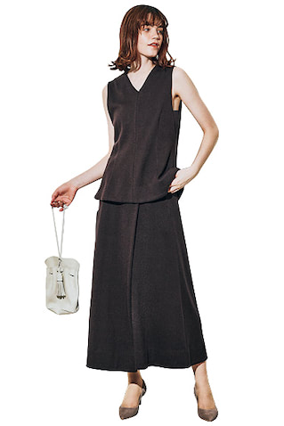 【肌の出るワンピース風のセットアップ】  腕が出るデザインだから深い色だけでもすっきり。腰まわりのラインを拾わない、すそに向かって広がる形。胸元のVカットと広いアームホールのおかげで、ニット&times;濃いブラウンも軽やか。