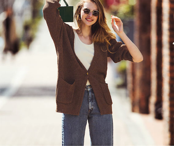 【カーディガンにもジャケットにも】  定番アイテムをブラウンに更新。ヴィンテージのような深みが加わることで、単純な着こなしが奥行きのあるスタイルへと変貌。ブラウンの落ち着きが功を奏し全部カジュアルでも品よく傾く。