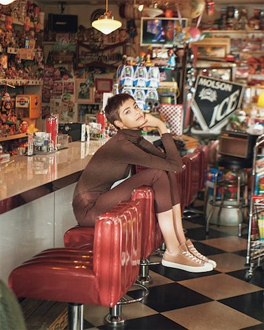 【コンパクトな薄手リブニット】  くすんだキレイ色やペールカラーなどの旬色、ベージュとのグラデーションにも好相性な「濃い」ビターなブラウンでコーディネートの軸になるリブニットを投入。配色の要として活躍するのはもちろん、黒のように主役にも、脇役にもなれる多才さを持ち合わせた色。